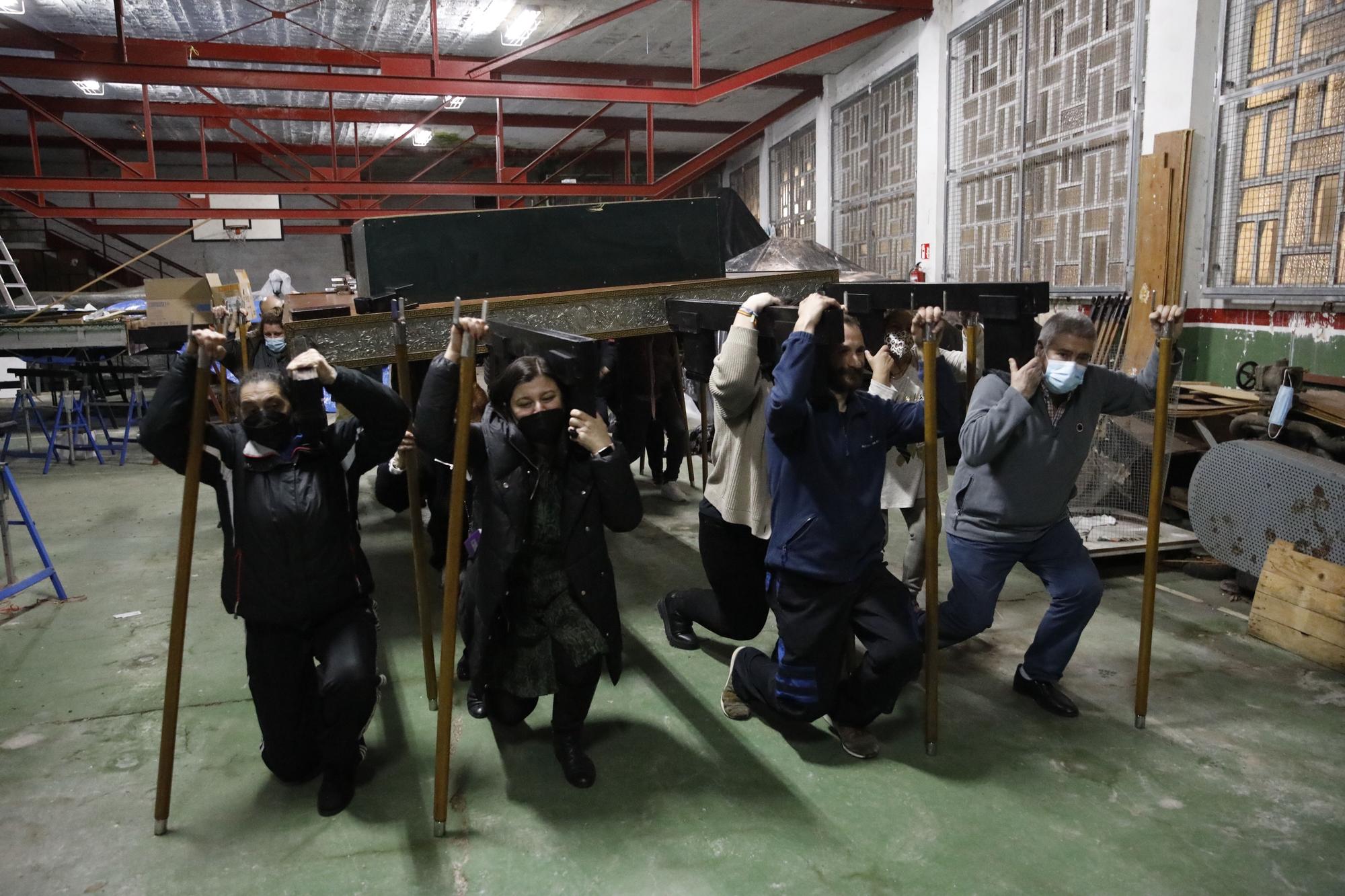 En imágenes: así se preparan en la cofradía de la Santa Vera Cruz de Gijón para las procesiones