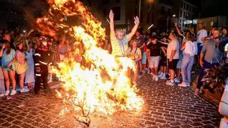 Noche de récord en Xàbia: 19.000 personas saltaron los "focs de Sant Joan"