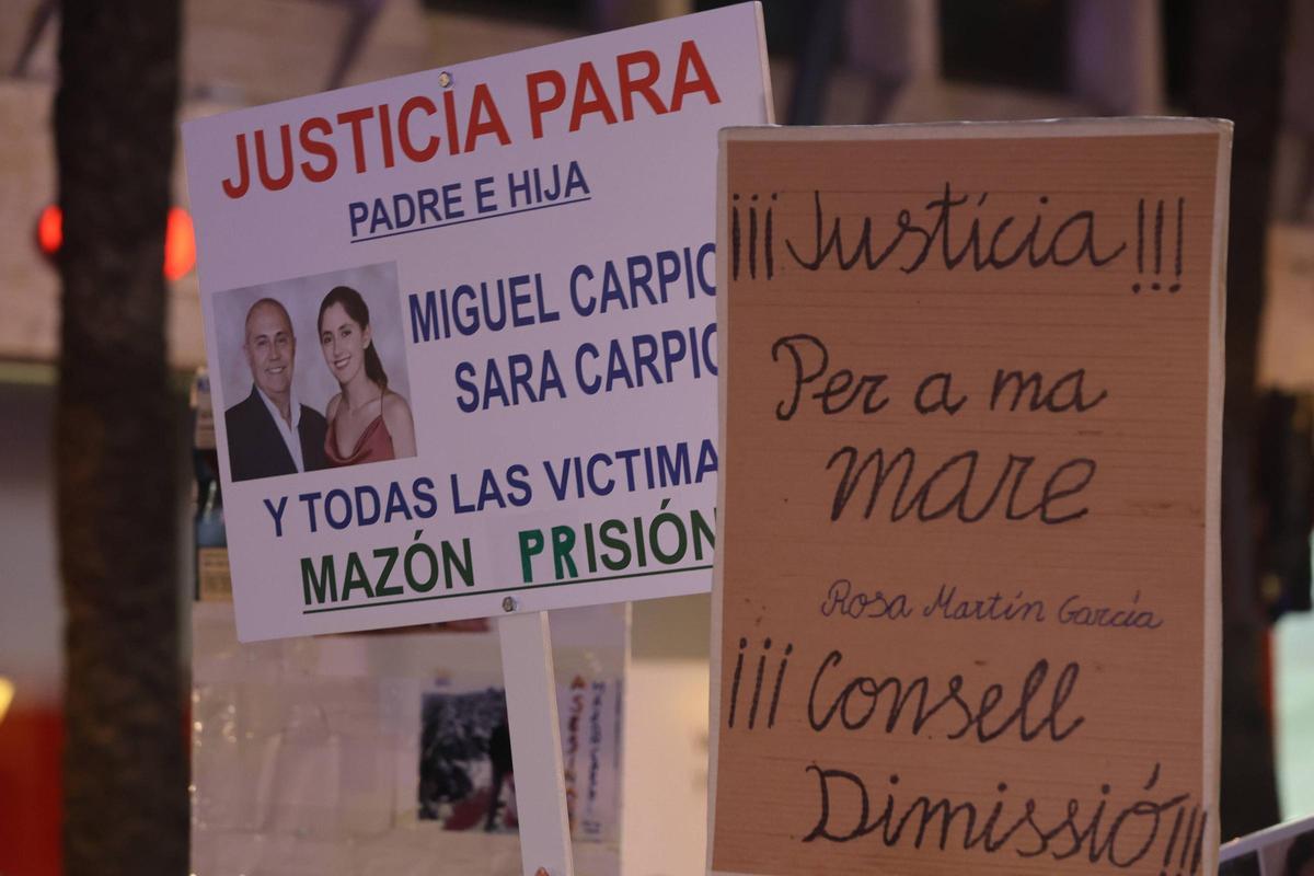 Cartel en una de las manifestaciones que pide responsabilidades cada mes.