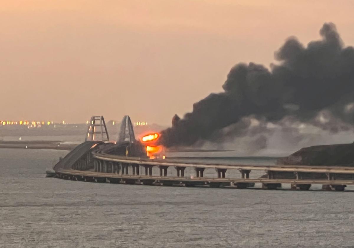 El fuego sale del puente que une Crimea con Rusia.