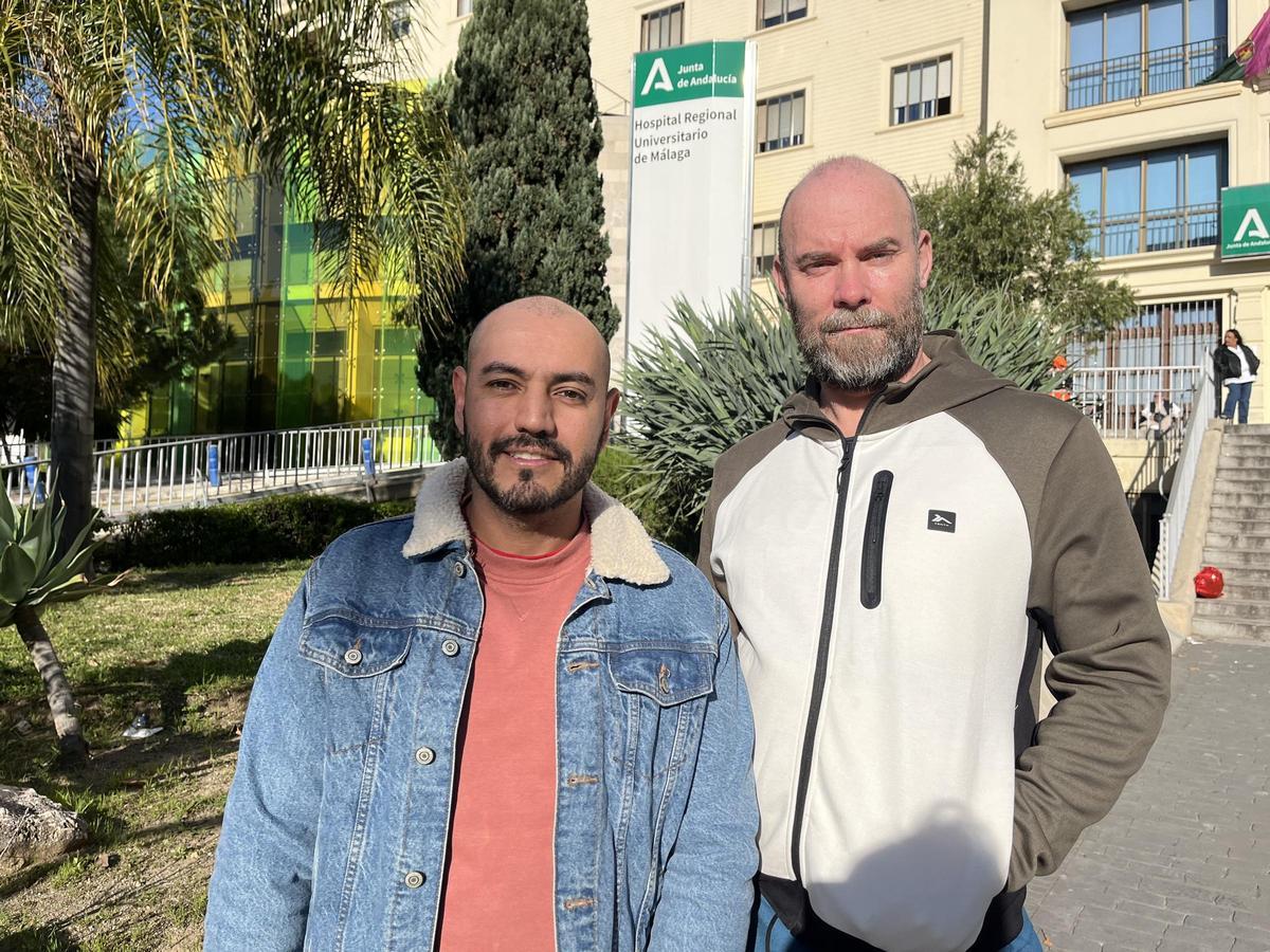 Cristian y Aurelio en la entrada principal del Hospital Regional de Málaga
