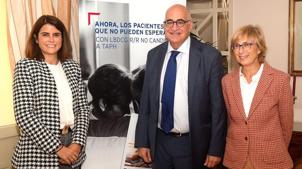 De izquierda a derecha, Beatriz Pérez y Federico Plaza, de Roche España, y la doctora Dolores Caballero.