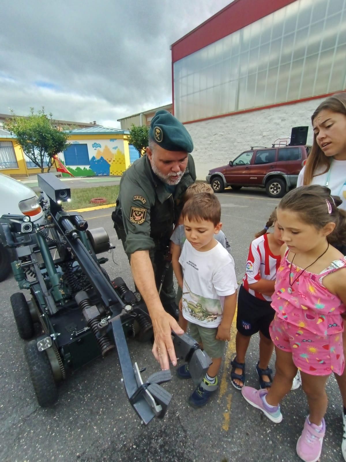 Demostración de la Guardia Civil en el colegio Elena Sánchez Tamargo de Laviana