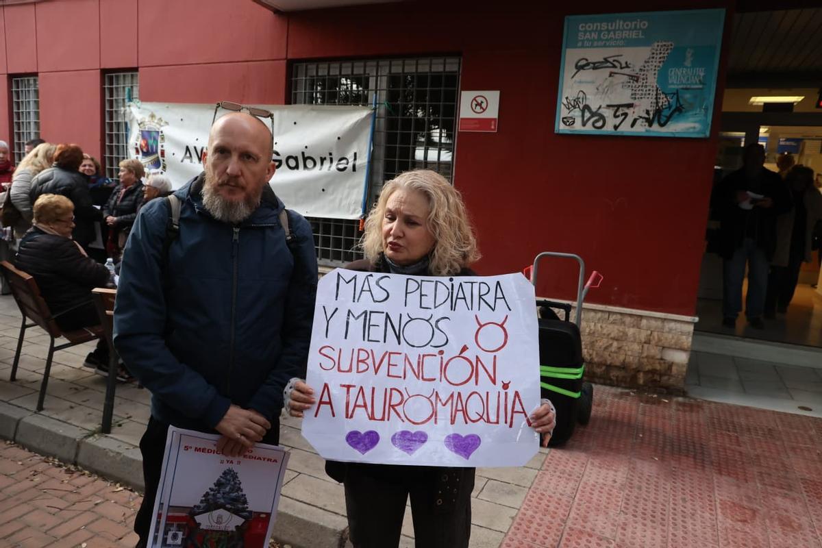 Vecinos de San Gabriel, con una pancarta en favor de más recursos para la Sanidad