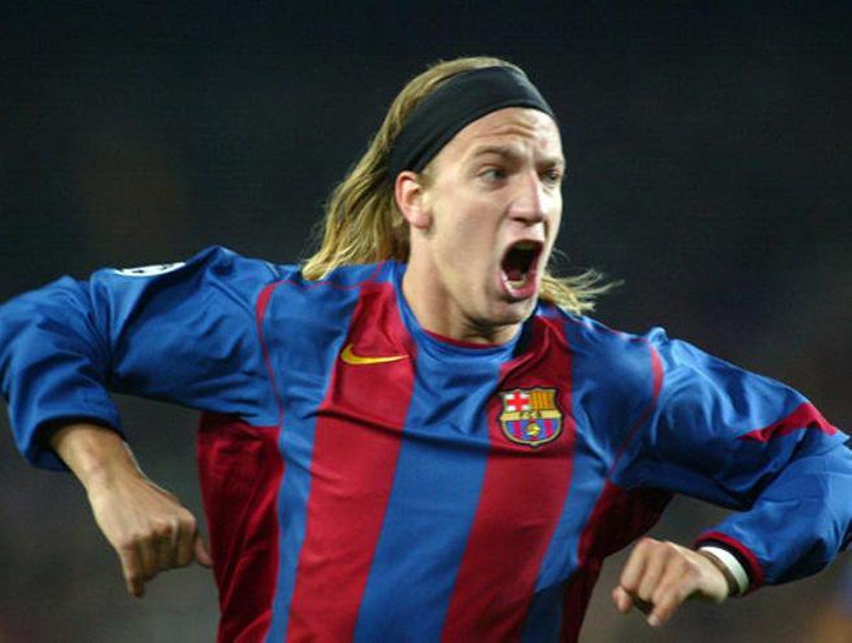 Maxi López celebra un gol con el Barça haciendo la 'gallinita'.