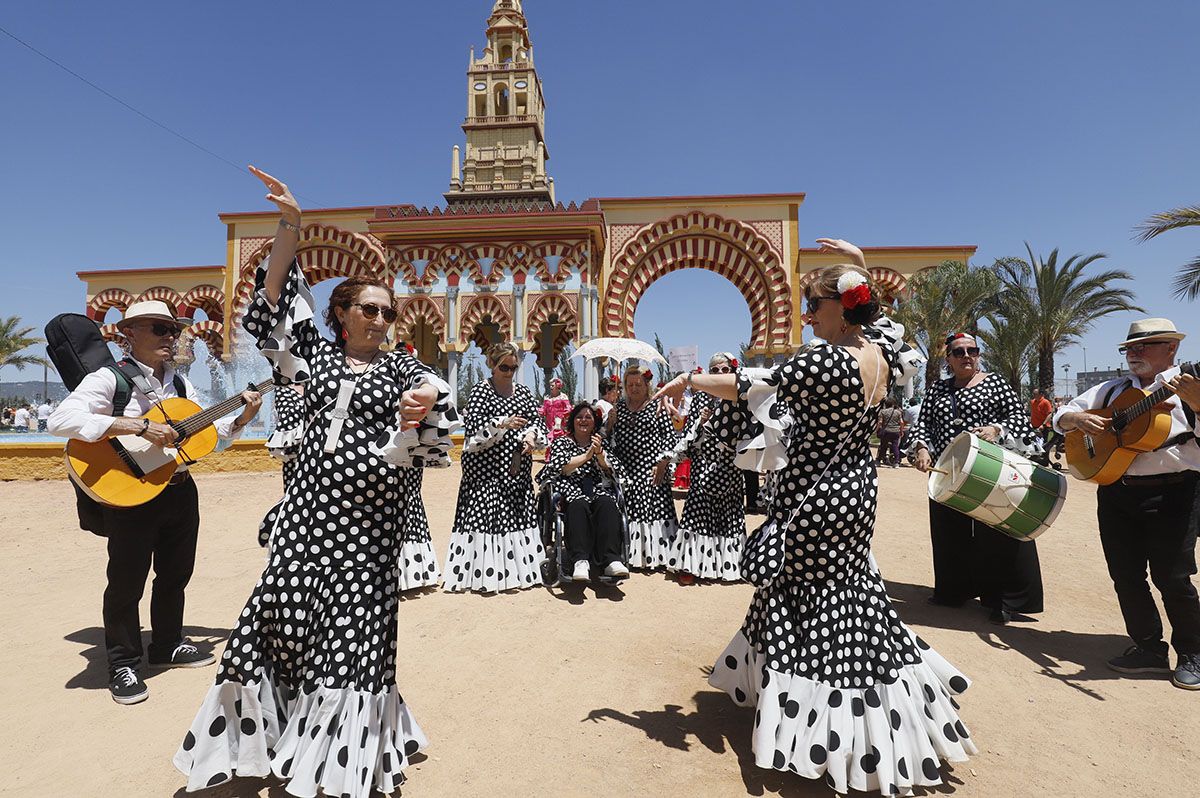 Los coros rocieros impregnan de alegría y color el camino al Arenal