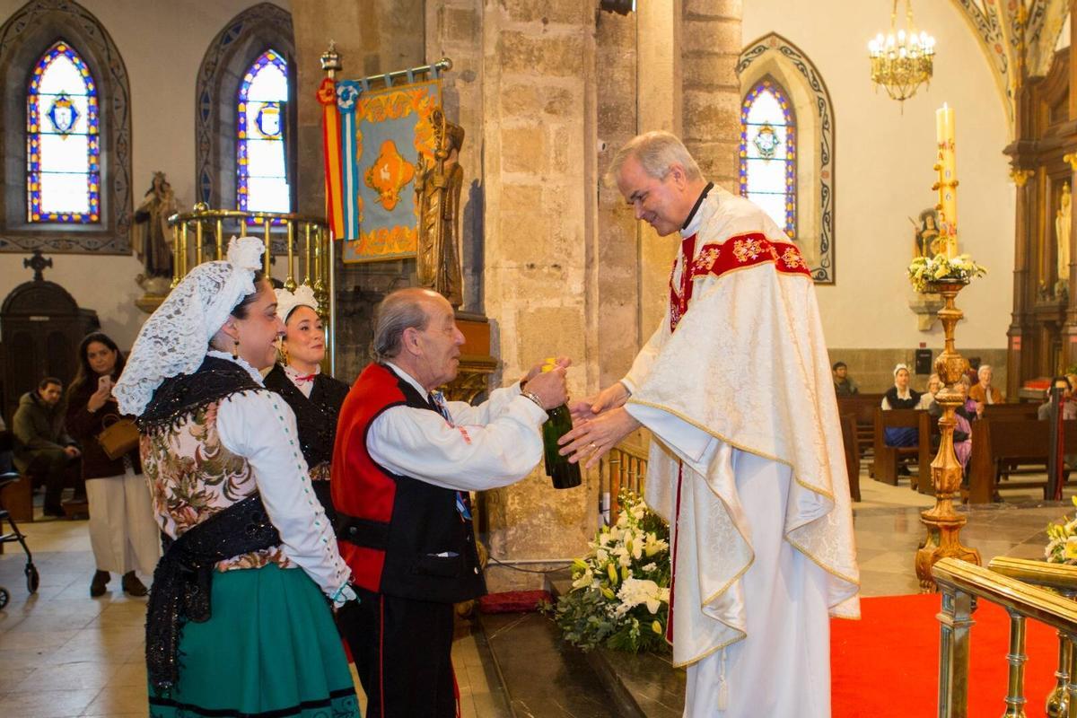 EN IMÁGENES: Misa de cofrades y reparto del bollo escarchado en Avilés EN IMÁGENES: Misa de cofrades y reparto del bollo escarchado en Avilés