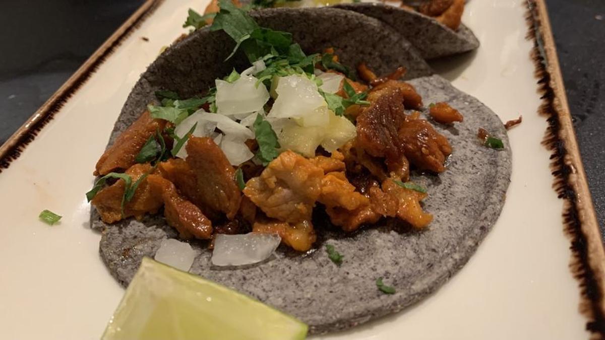 Los tacos de maíz azul de Mexcalista.