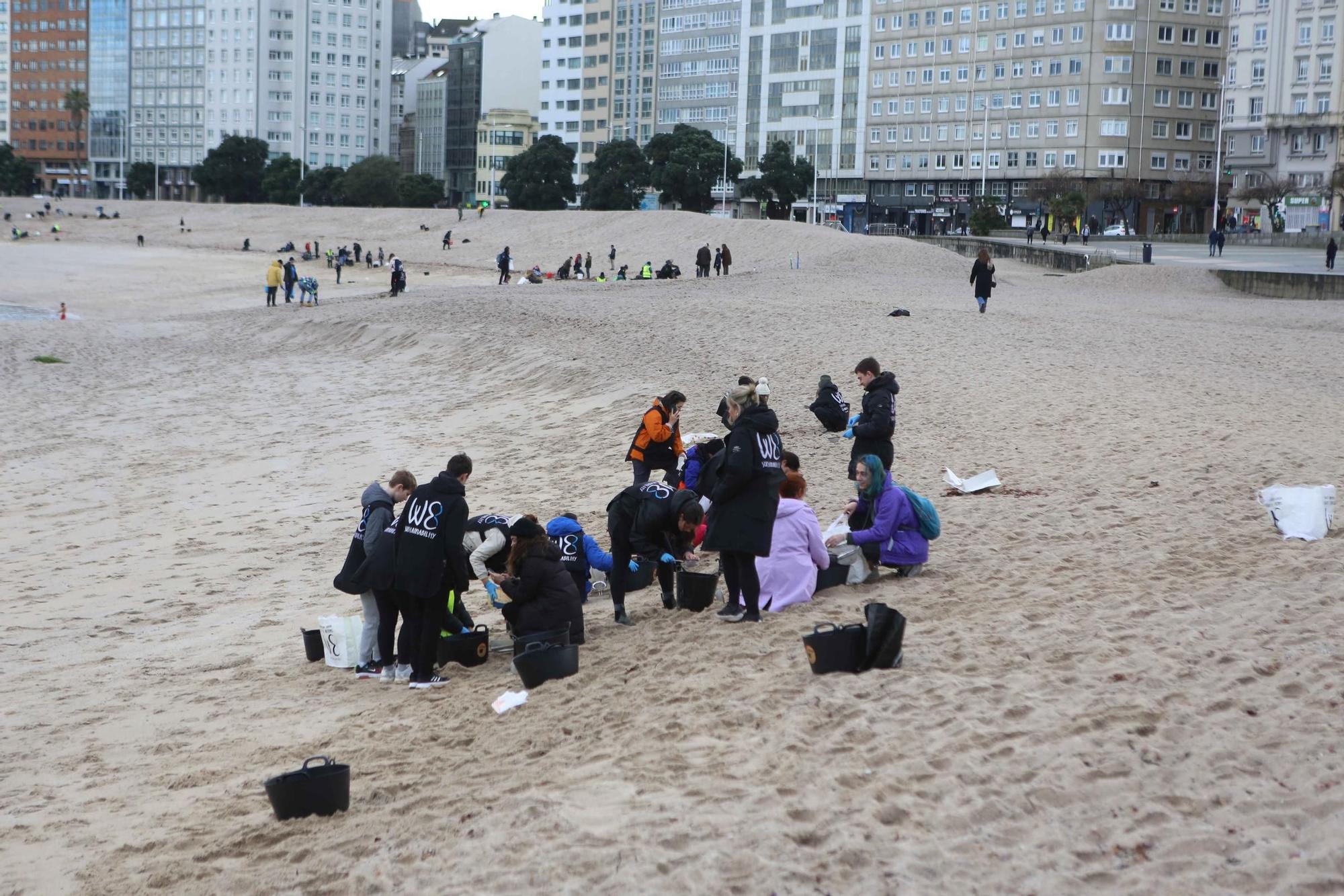 Decenas de voluntarios recogen residuos en la playa del Orzán con WE Sustainability