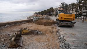 Calafell empieza a demoler parte de la plaza del Mil·lenari de su paseo marítimo por la crisis climática