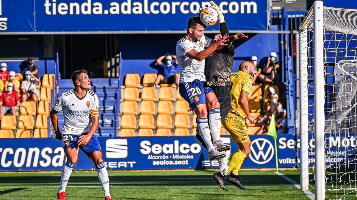 Álvaro Giménez salta a por un balón aéreo en el partido contra el Alcorcón.