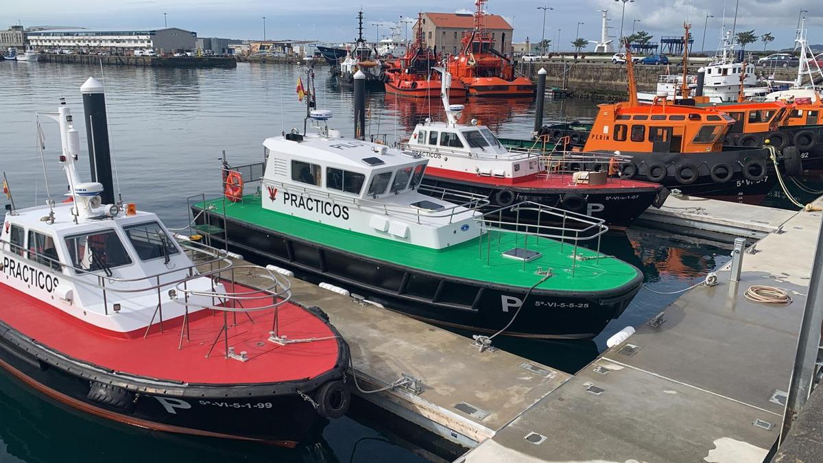 Las tres lanchas de los prácticos de Vigo, con la nueva «Xaxán» en el centro con la cubierta verde.