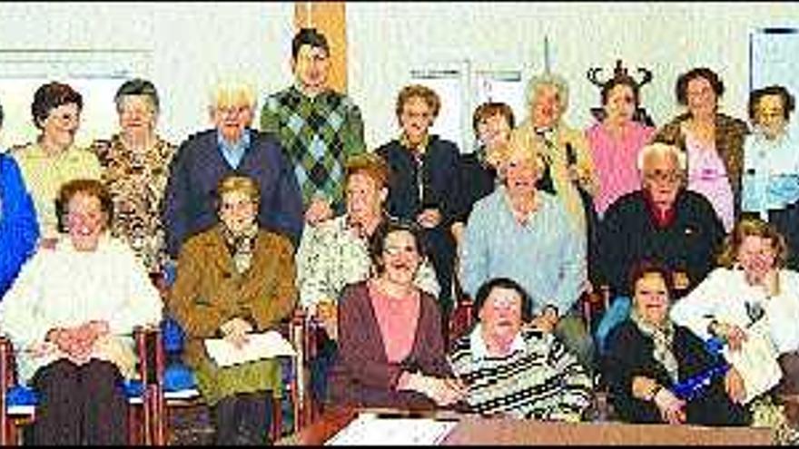 Los participantes en el curso, en una foto de familia, en Colombres.