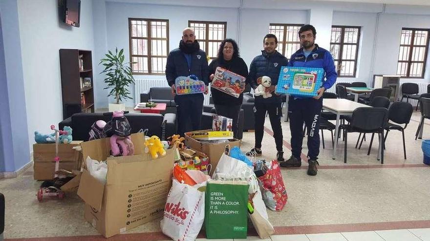 Pilar Peón recoge algunos de los juguetes para el programa Silleda Solidaria.