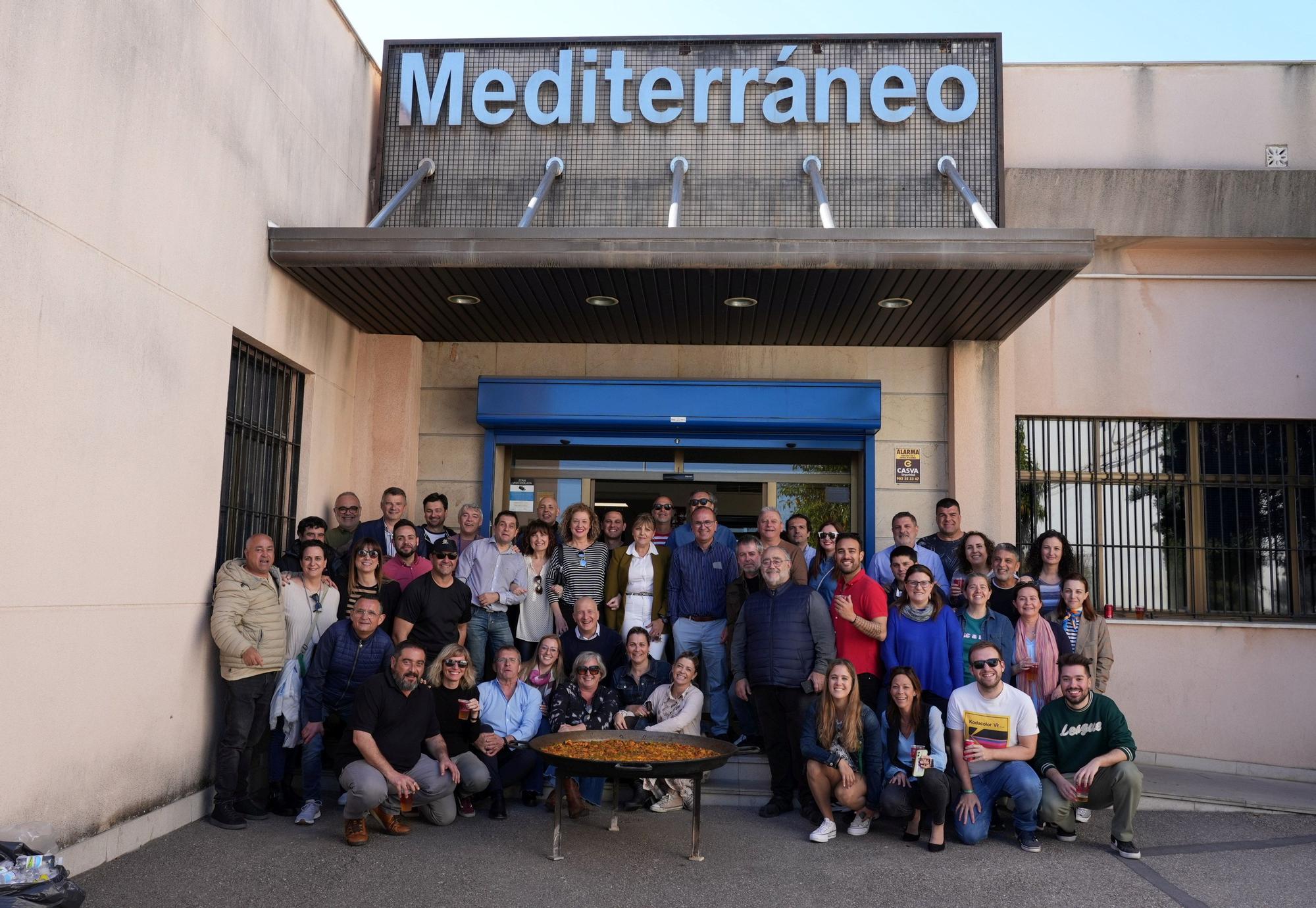 Foto de familia de la plantilla de 'Mediterráneo', instantes antes de empezar a comer, este jueves.