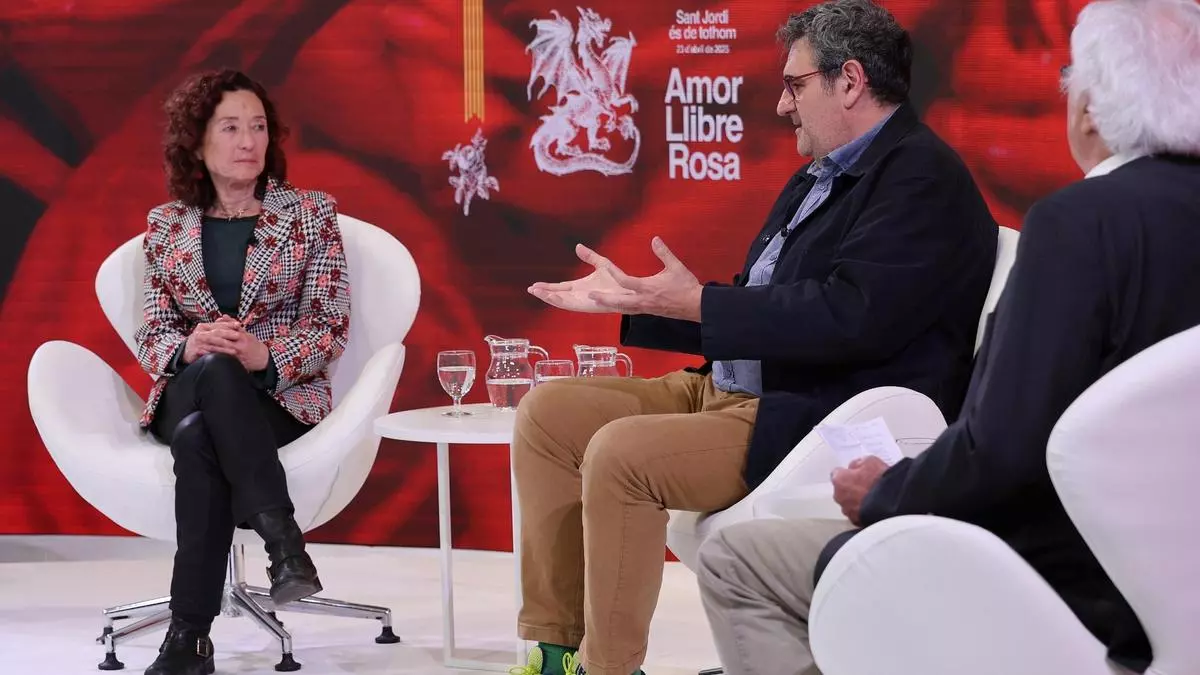 Maite Carranza y Jordi Puntí reflexionan sobre la literatura ante las crisis sociales: “Los barrios de Barcelona tenían vida propia, ahora son viviendas de turistas”