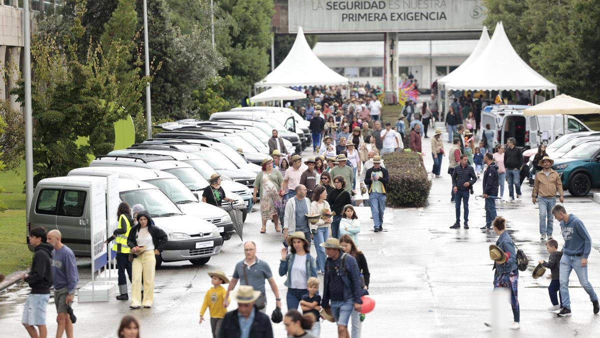 La carretera a la entrada de Stellantis Vigo por el «Día de las Familias».