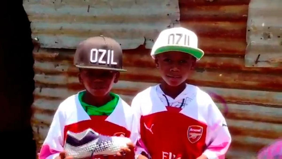 El detallazo de Özil con Lawrence, su fan de Kenia