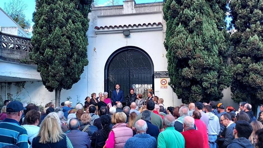 Vecinos concentrados a las puertas del camposanto. Al fondo, en el centro, Rubén Andrés, durante su  intervención. | L.N.E.