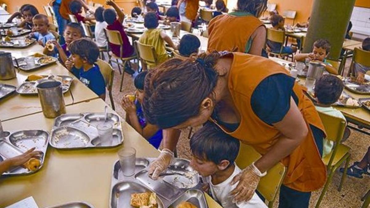 Un equipo de monitoras atiende el comedor del colegio Ramon Llull de Barcelona, en septiembre pasado.