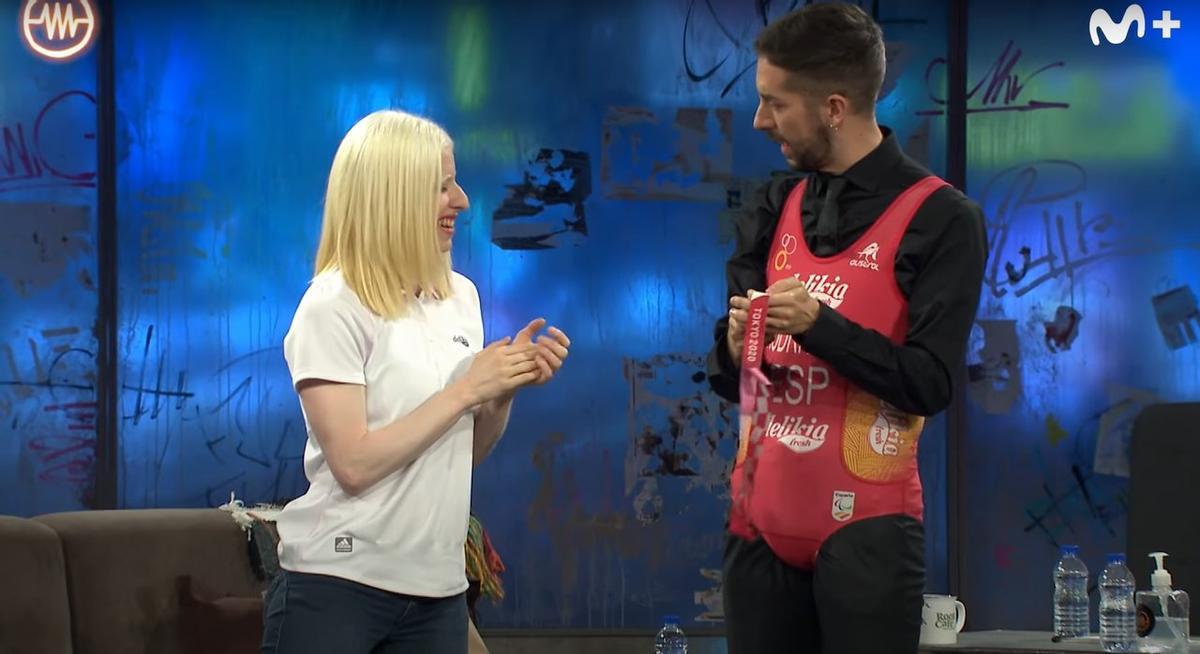 La medallista paralímpica Susana Rodríguez con David Broncano durante su visita a La Resistencia.