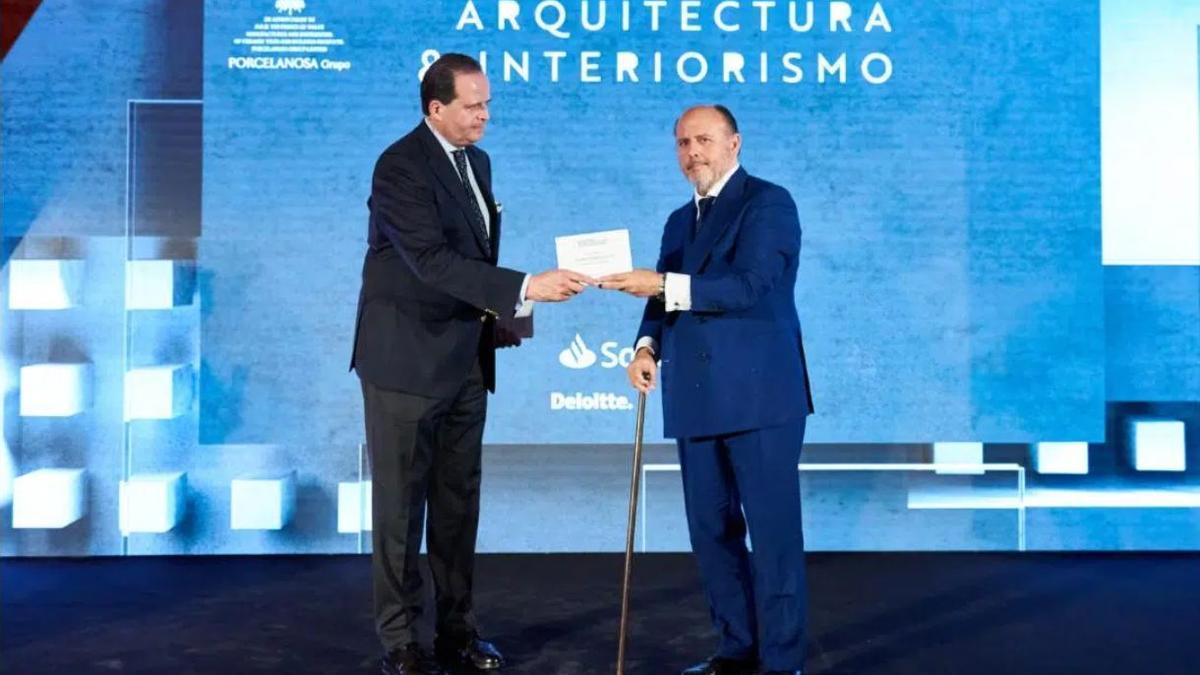 Javier Higuera en una foto de archivo, recogiendo un reconocimiento en los XII PRemios Arquitectura e Interiorismo.