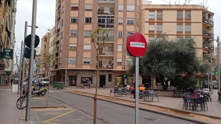 Llega la solución a los árboles &#039;pica pica&#039; de la plaza Juan XXIII de Castelló