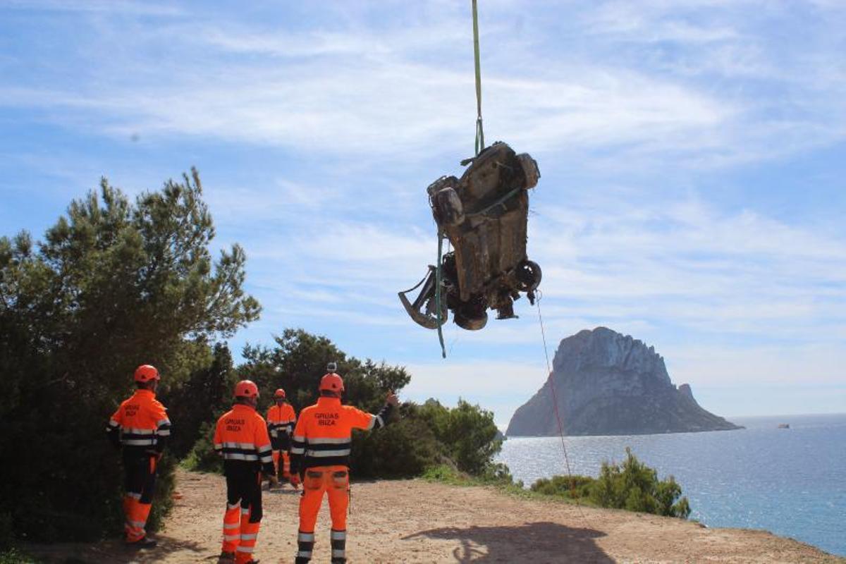 Peligroso rescate de un coche en Cala d’Hort