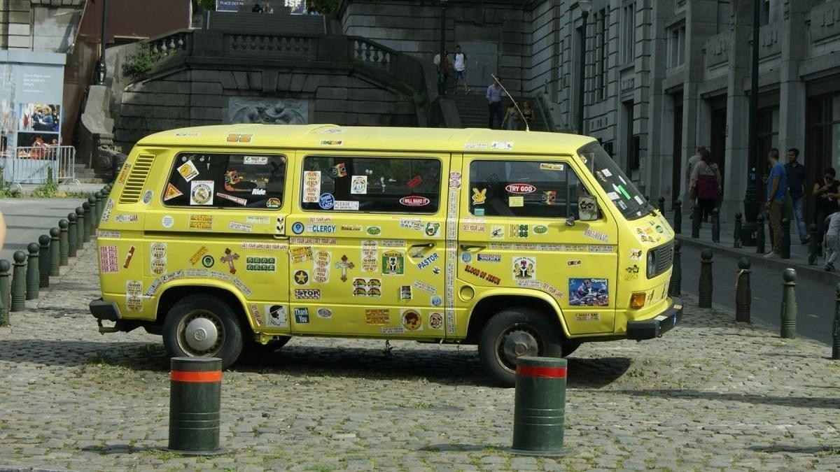 ¿Me pueden multar por llevar pegatinas en el coche?