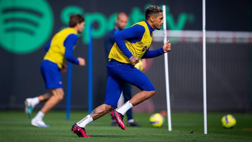 Raphinha esprinta en el entrenamiento del Barça.