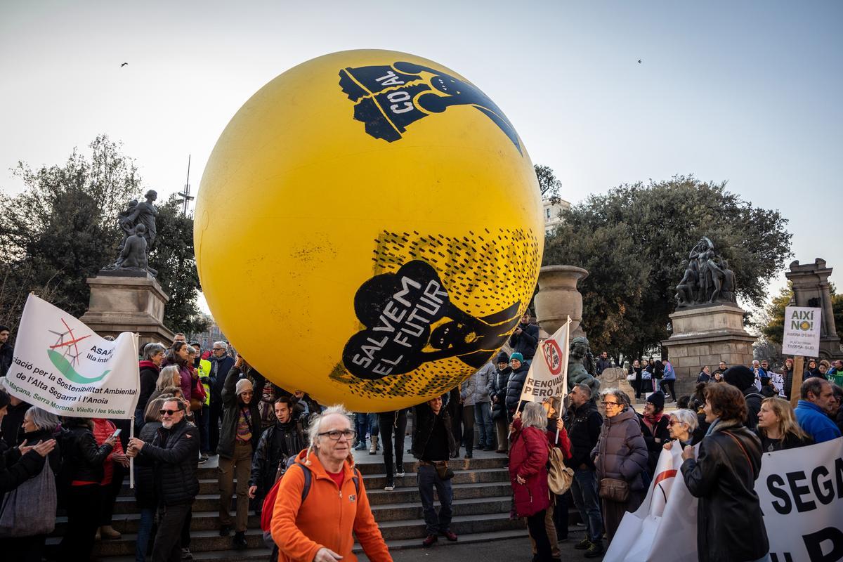 La manifestación contra el Hard Rock, la ampliación del aeropuerto y el Cuarto Cinturón corta el centro de Barcelona