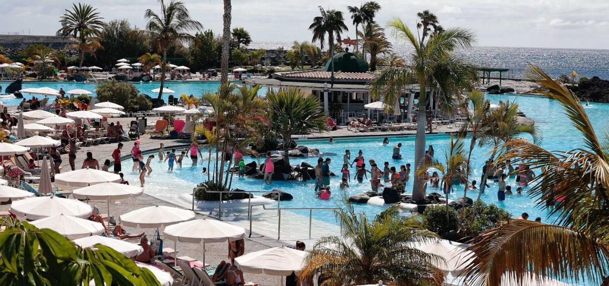 Panorámica del Parque Marítimo de Santa Cruz con las piscinas llenas de gente. | | MARÍA PISACA