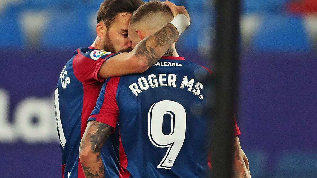Morales y Róger celebran un gol del Levante UD esta temporada.  | F. CALABUIG/SD
