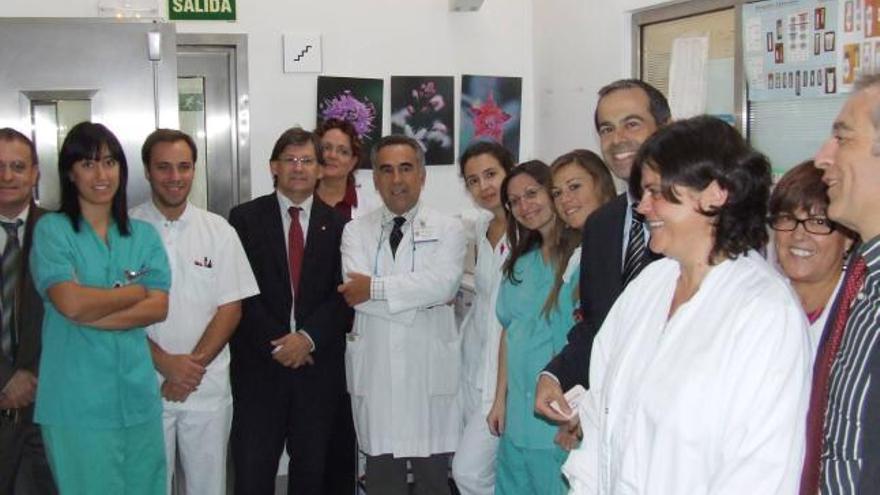 El conseller Thomàs (cuarto por la izquierda) visitó ayer el servicio de Ginecología y Obstetricia.