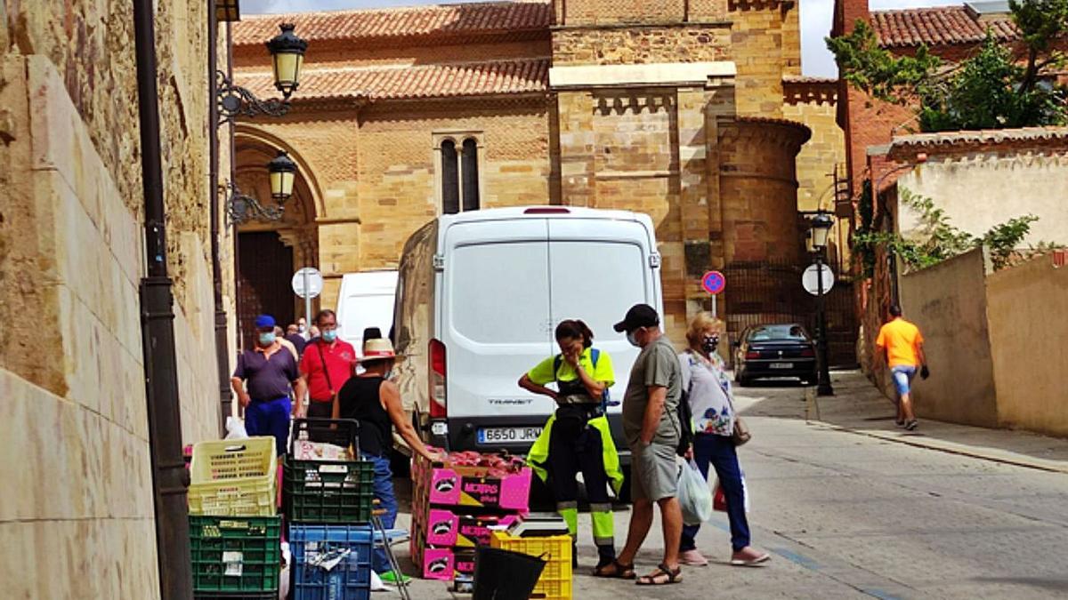 Decenas de cajas de pimientos morrones vendidos ayer en el mercado de La Encomienda. | E. P.