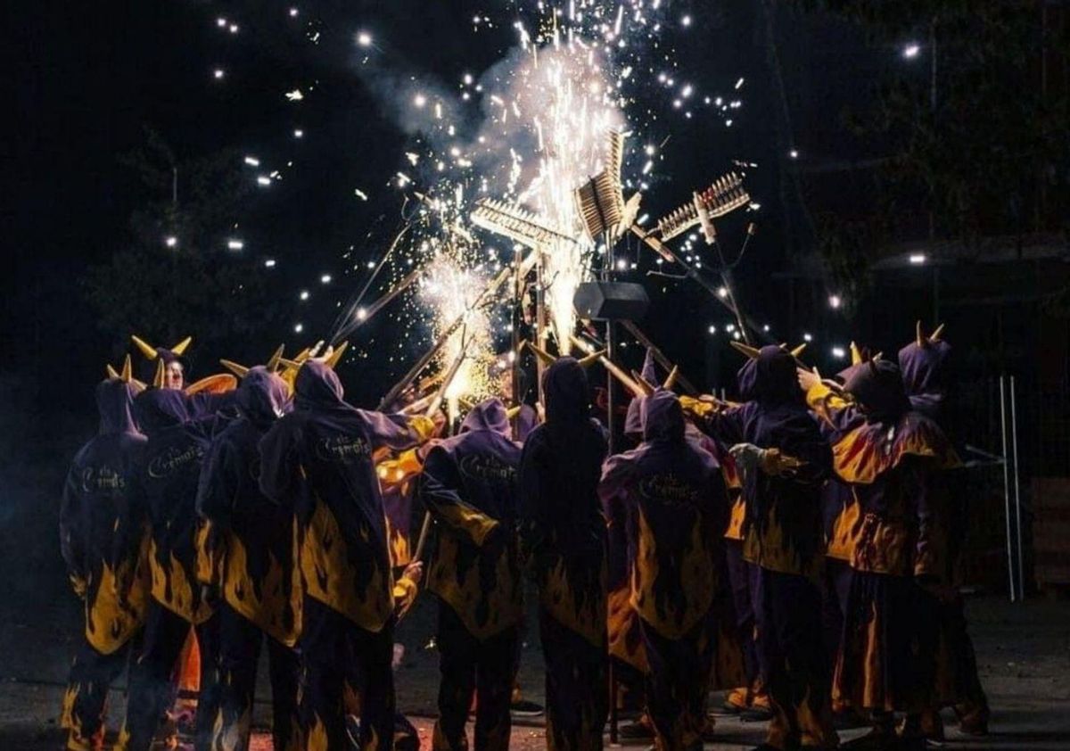 Imatge del correfoc de la festa de l’Armentera. | EMPORDÀ