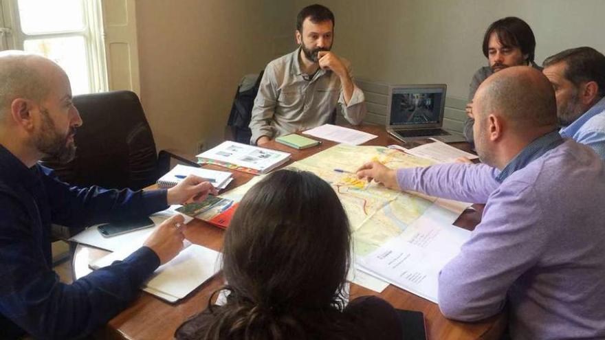 El edil de Infraestructuras, José Araújo, con los técnicos en la reunión sobre el carril bici. // Iñaki Osorio