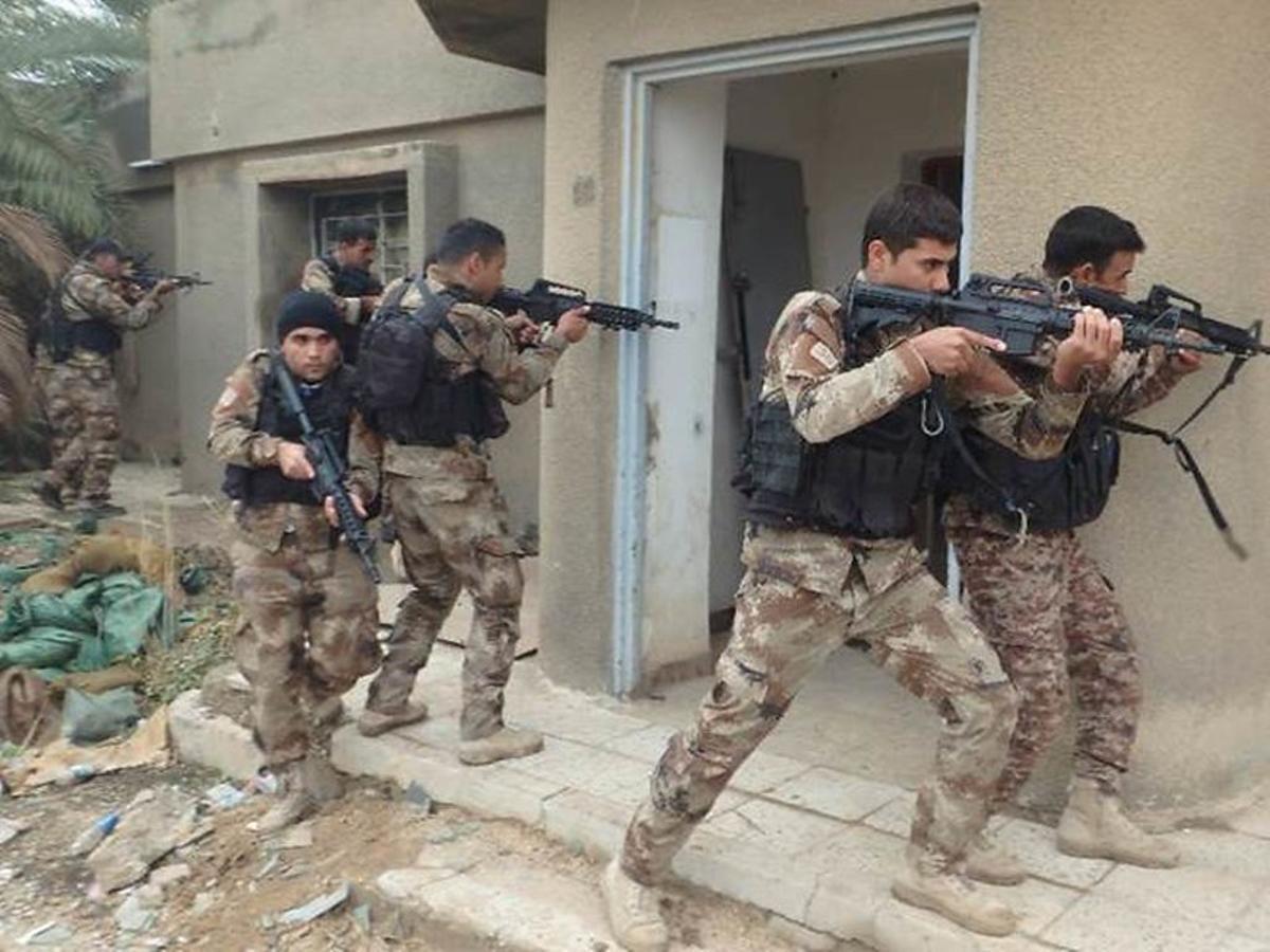 Soldados españoles adiestran a soldados iraquís en una de las misiones de apoyo a Irak en las que han estado participando.