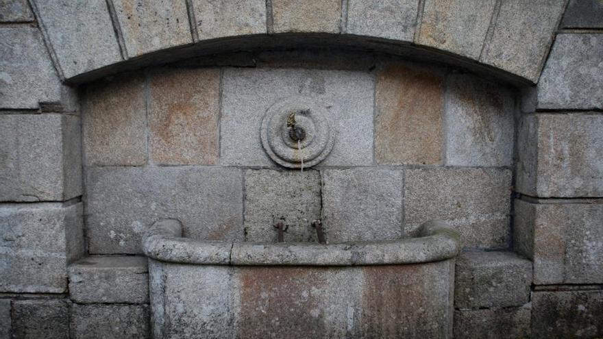 Imagen de la fuente de Forcarei, ya sin agua, como medida de ahorro debida a la sequía. // Bernabé / Ana Agra