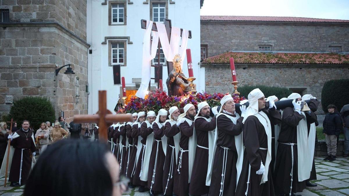 Semana Santa en A Coruña: la procesión de La Piedad recorre el centro de A Coruña