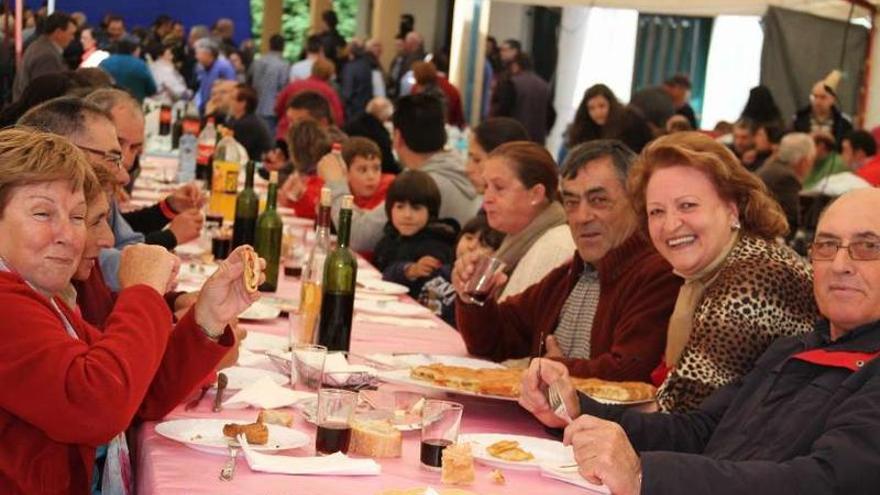 Más de 150 personas acuden a una fiesta vecinal en A Veiga