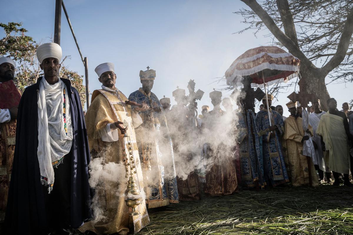 Los devotos ortodoxos etíopes asisten a una oración durante la celebración de la Epifanía de Etiopía en la orilla del lago Batu, Etiopía