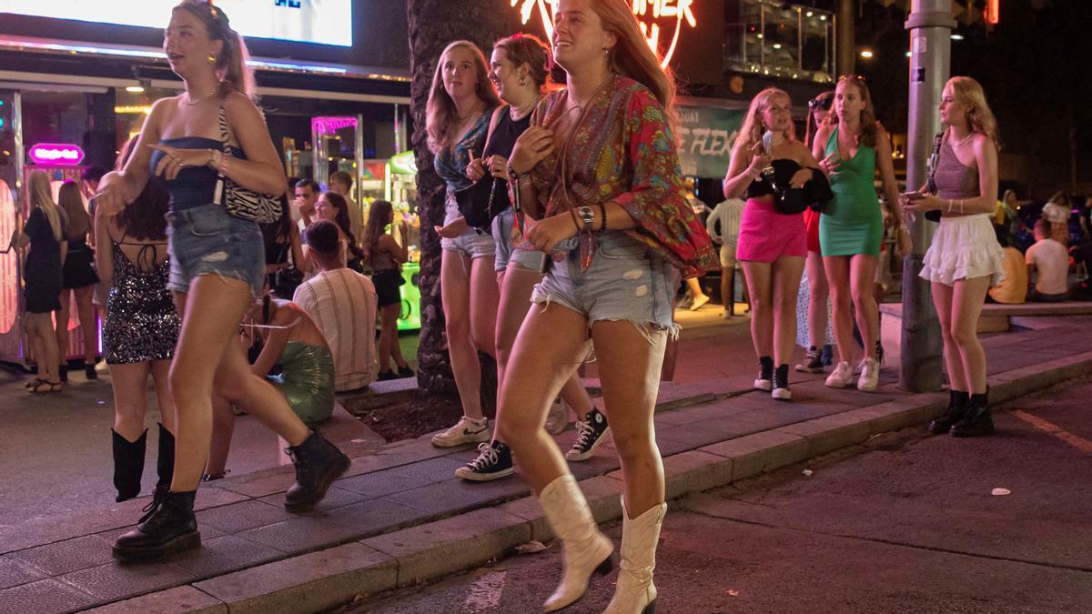 Les dones canvien els «hàbits de festa» per por de les punxades