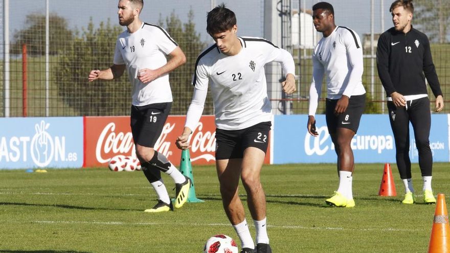 Pablo Pérez conduce el balón.