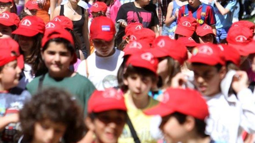 Centenares de escolares han marchado hoy por las calles de Vigo para reivindicar el uso del gallego en el marco de la denominada &quot;Correlingua&quot;, iniciativa que recorrerá quince localidades de Galicia y que pretende involucrar a unos 45.000 participantes, según los cálculos de la organización.