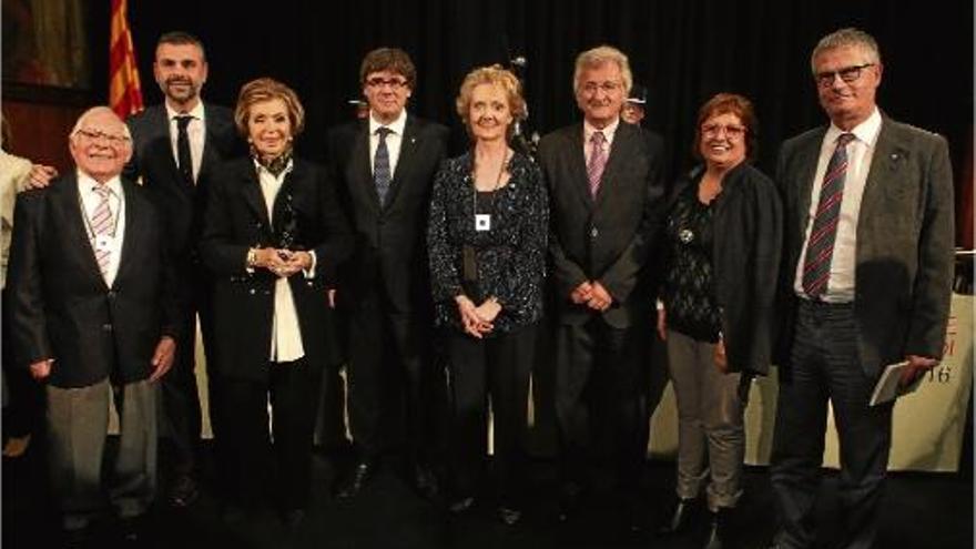 Puigdemont entrega la Creu de Sant Jordi a Josep Bastons i Mariàngela Vilallonga