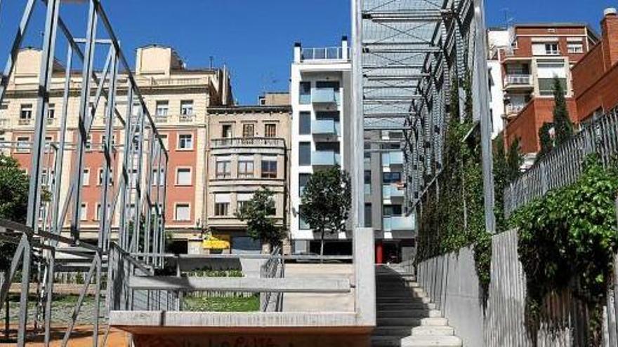 El parc del barri de la plaça de Catalunya té estructures metàl·liques per on alguns joves s&#039;enfilen