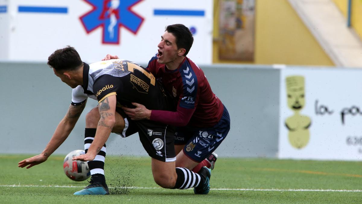 Jorge Fernández choca contra un jugador local.