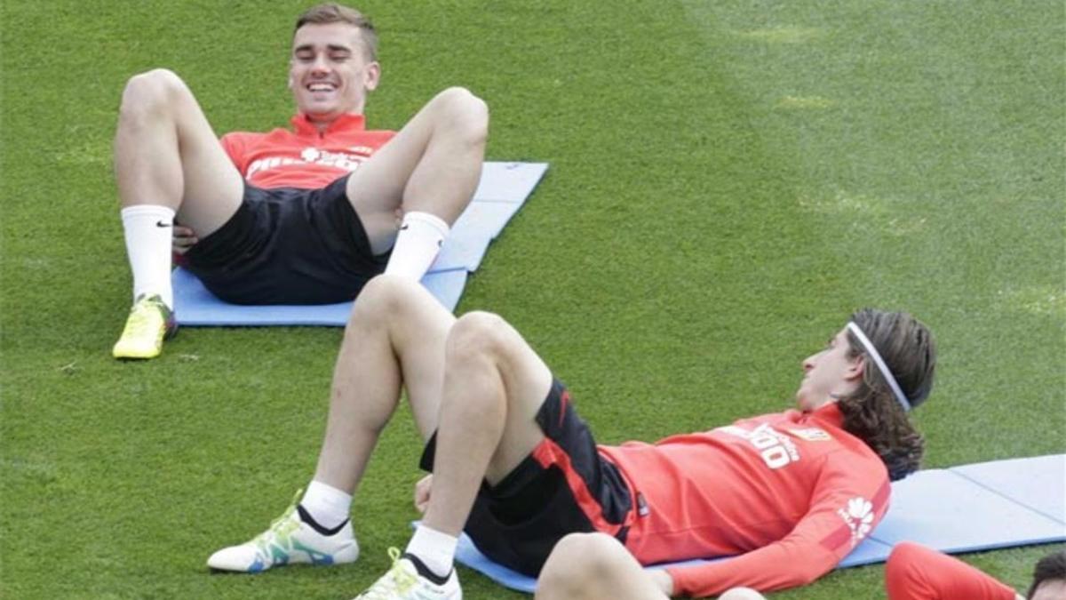 Filipe Luis, haciendo abdominales durante el entrenamiento de este jueves