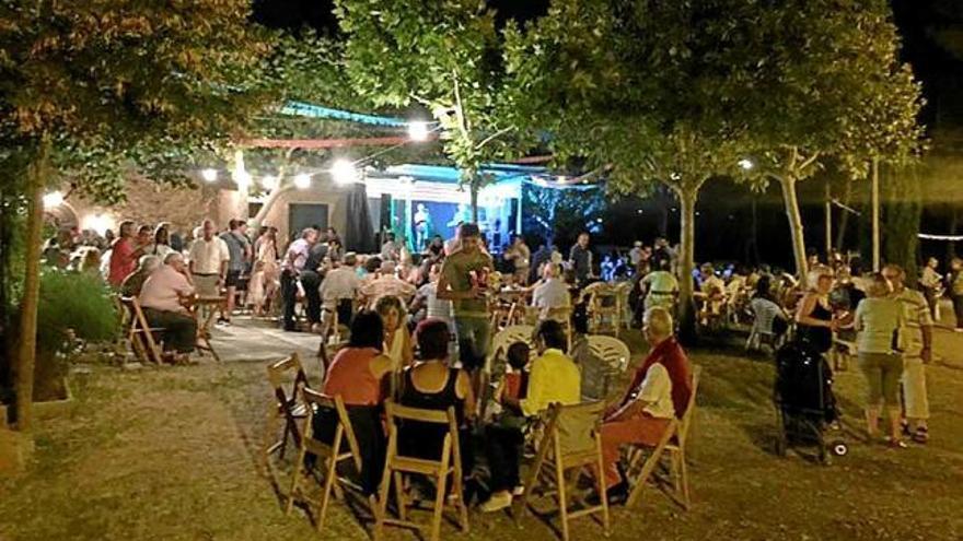 Sant Salvador de Torroella omple la seva plaça en el ball de festa major